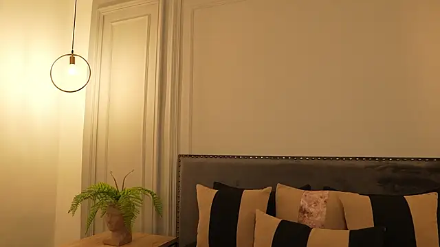 IrisBaker online show from October 28, 9:36 pm