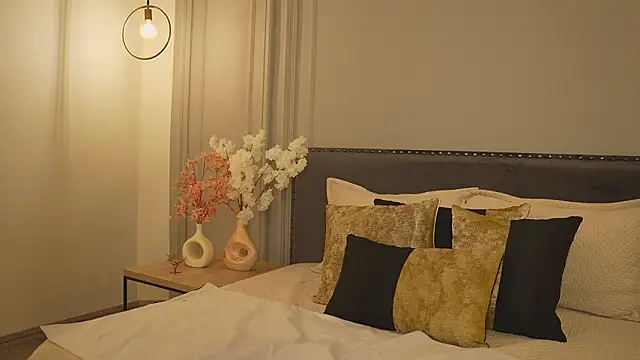 IrisBaker online show from March 7, 10:15 pm