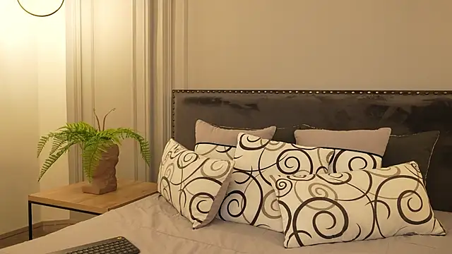 IrisBaker online show from November 13, 9:08 pm