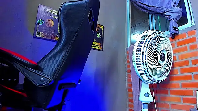 Snapshot of smoker445 chatting on October 9, 2:45 am smoker445 online show from October 9, 2:45 am