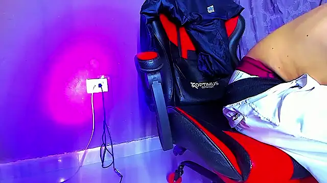 Snapshot of smoker445 chatting on November 22, 12:32 am smoker445 online show from November 22, 12:32 am