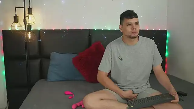 Snapshot of Cleoanubis- chatting on December 14, 6:02 am Cleoanubis- online show from December 14, 6:02 am