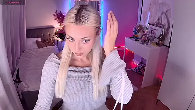 LoryWood online show from November 8, 3:37 pm