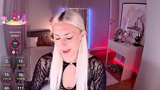 LoryWood online show from November 9, 3:49 pm