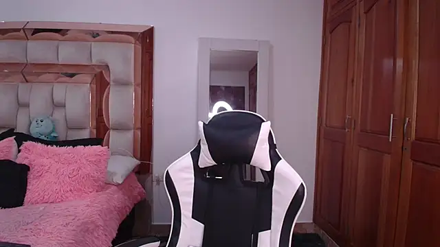 emilyaboott online show from April 11, 9:18 pm