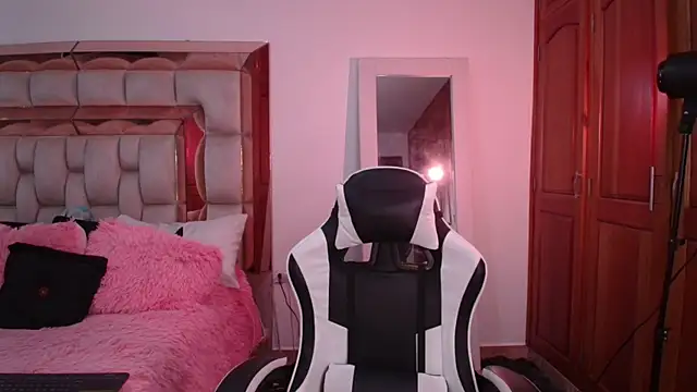 emilyaboott online show from April 17, 11:29 pm