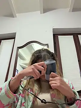 Snapshot of andreinitahg chatting on December 18, 7:35 am andreinitahg online show from December 18, 7:35 am