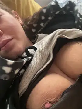 Snapshot of andreinitahg chatting on January 3, 1:35 pm andreinitahg online show from January 3, 1:35 pm