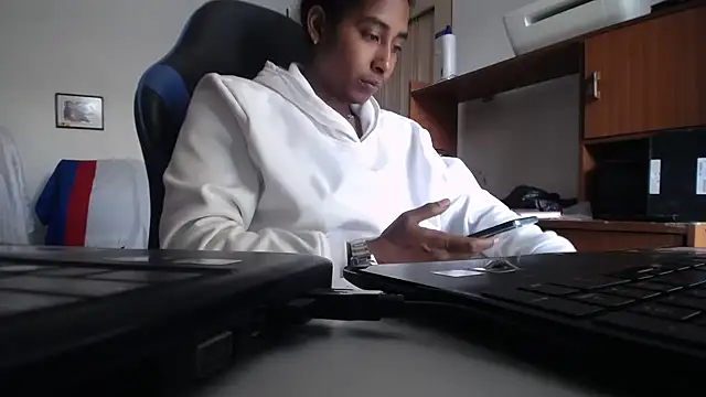 yohatinelly07 online show from December 2, 9:05 pm