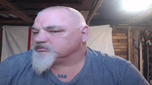 Newfiesausage1972 online show from January 31, 8:51 pm