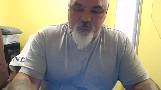 Newfiesausage1972 online show from November 10, 4:23 pm