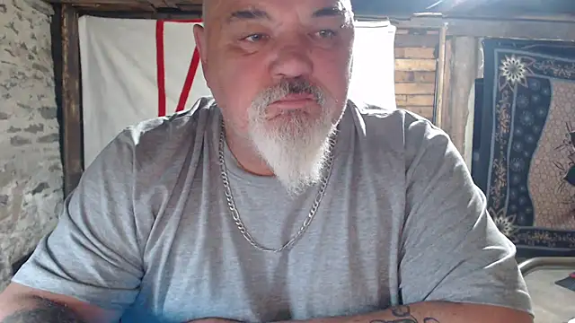 Newfiesausage1972 online show from May 10, 3:32 am