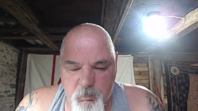 Newfiesausage1972 online show from May 24, 1:11 pm