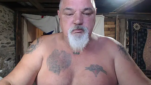 Newfiesausage1972 online show from July 13, 11:20 am