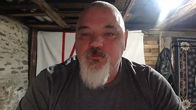 Newfiesausage1972 online show from December 4, 11:26 pm