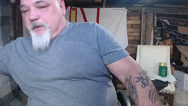 Newfiesausage1972 online show from February 24, 9:37 pm