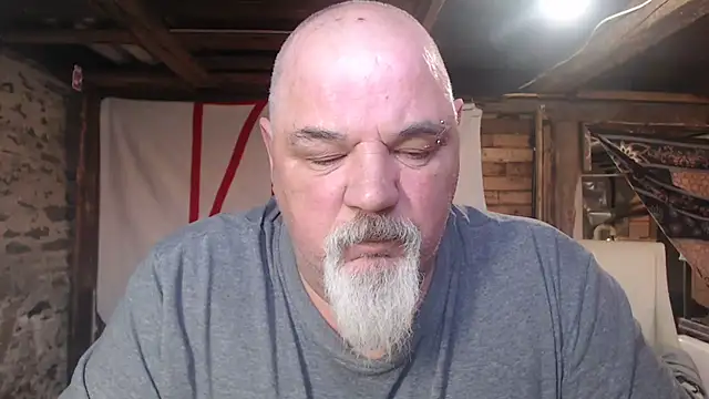 Newfiesausage1972 online show from March 4, 1:30 pm