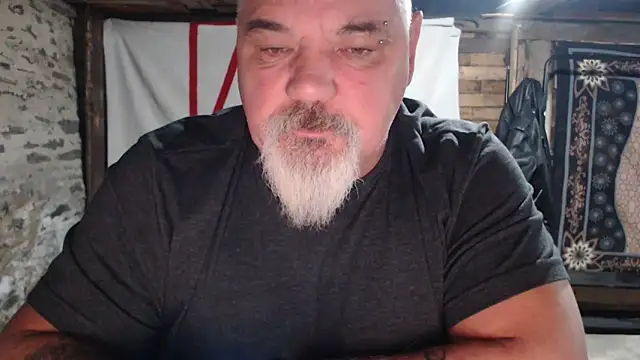 Newfiesausage1972 online show from December 2, 8:05 am