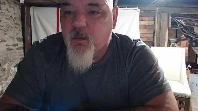 Newfiesausage1972 online show from February 18, 9:28 am