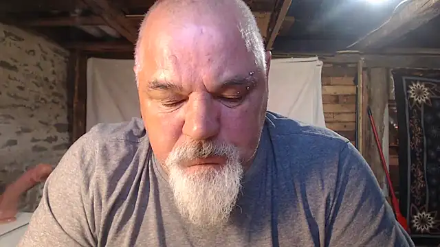 Newfiesausage1972 online show from May 21, 3:42 pm