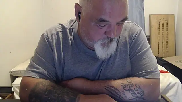 Newfiesausage1972 online show from September 25, 2:23 pm