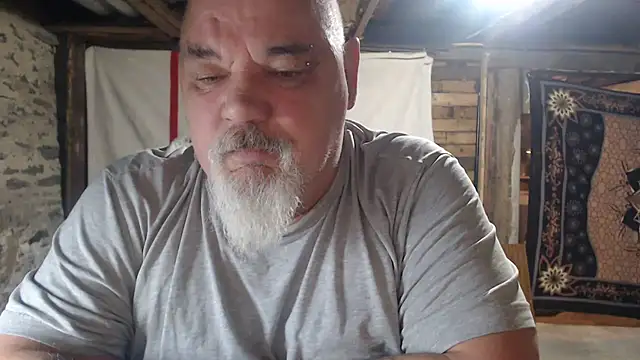 Newfiesausage1972 online show from April 11, 7:56 am