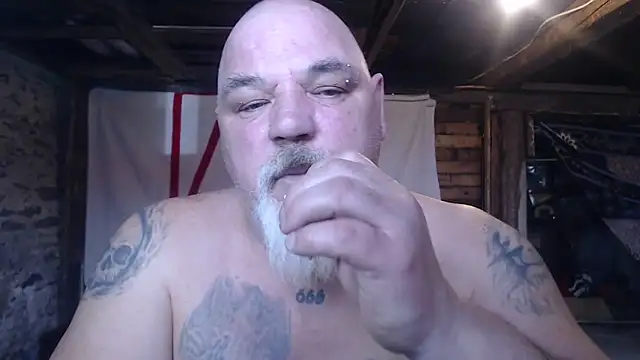 Newfiesausage1972 online show from March 24, 3:34 pm