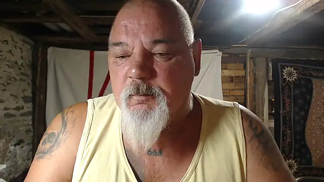 Newfiesausage1972 online show from July 17, 8:00 am
