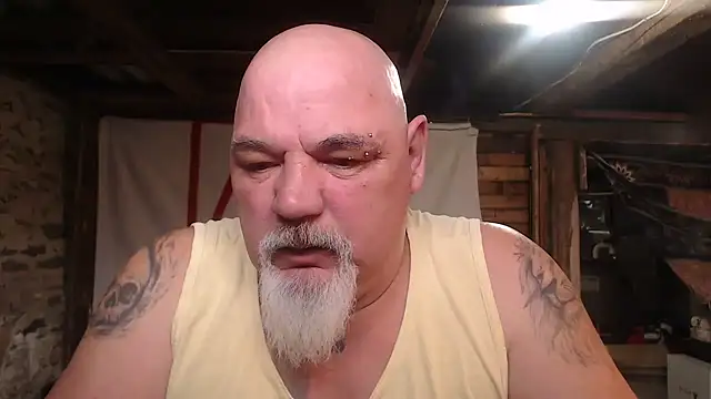 Newfiesausage1972 online show from March 18, 9:48 pm