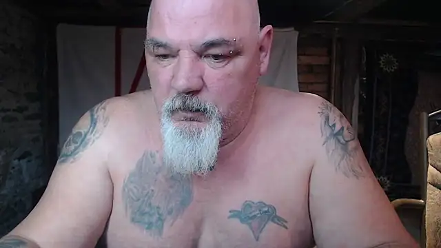 Newfiesausage1972 online show from April 2, 6:03 pm