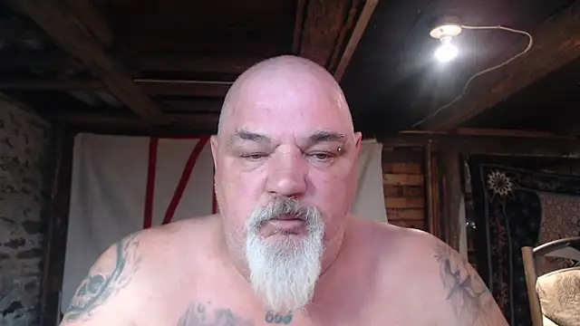 Newfiesausage1972 online show from April 3, 11:22 pm