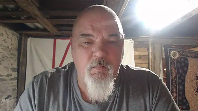 Newfiesausage1972 online show from April 12, 8:39 am