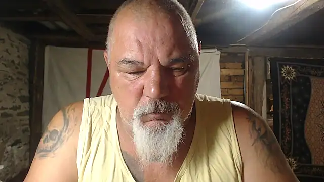 Newfiesausage1972 online show from June 23, 8:01 am