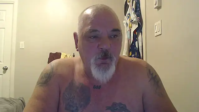 Newfiesausage1972 online show from March 12, 7:36 pm