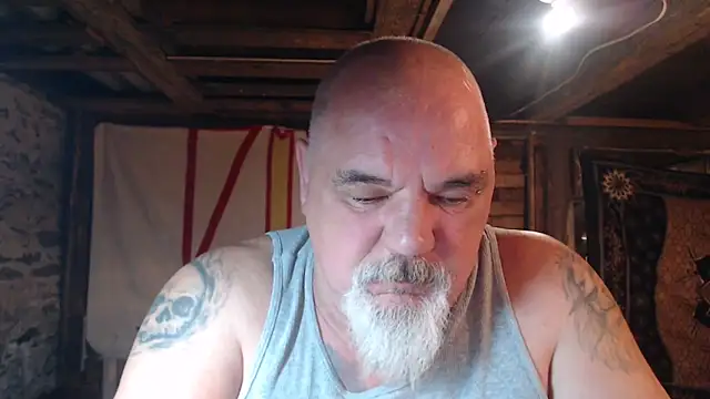 Newfiesausage1972 online show from April 6, 8:26 am