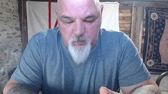Newfiesausage1972 online show from May 1, 11:15 am