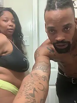 Snapshot of 1BeautyN1Beast chatting on February 2, 1:02 am 1BeautyN1Beast online show from February 2, 1:02 am