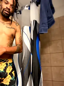 Snapshot of 1BeautyN1Beast chatting on December 3, 1:32 pm 1BeautyN1Beast online show from December 3, 1:32 pm