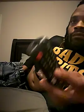 Snapshot of 1BeautyN1Beast chatting on December 4, 5:28 am 1BeautyN1Beast online show from December 4, 5:28 am