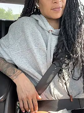 Shuggabutt online show from March 29, 9:27 pm