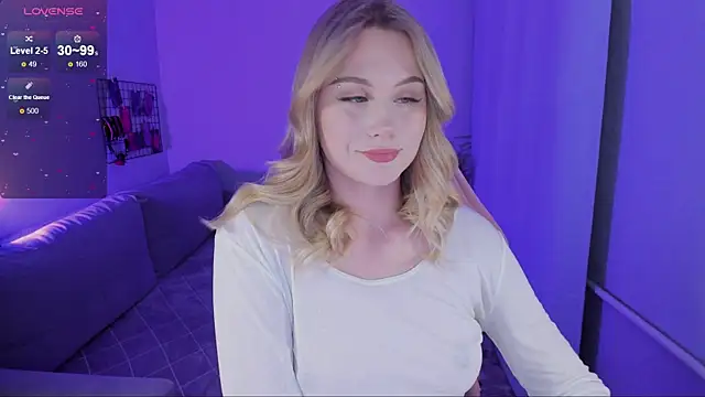 Snapshot of Honey_blonde chatting on October 7, 9:16 pm Honey blonde online show from October 7, 9:16 pm