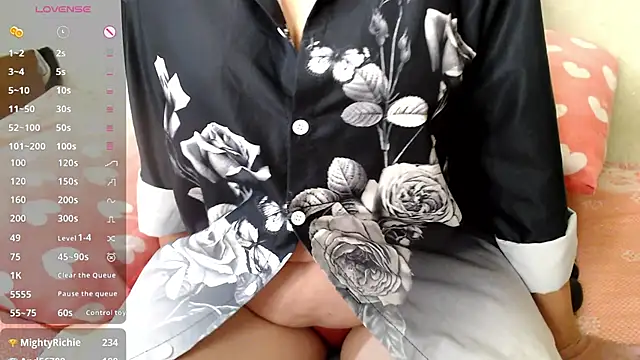 RoseStarr online show from November 6, 6:45 pm