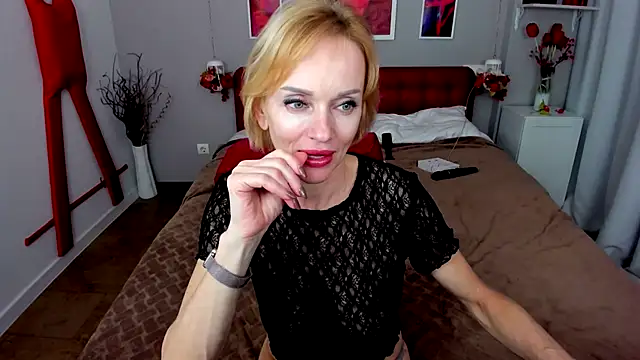 AmandaWesson online show from November 12, 12:15 am