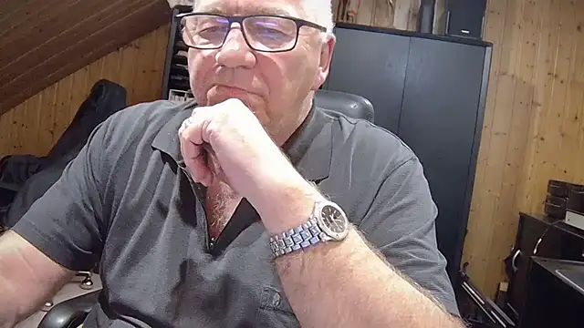 Snapshot of biggandybig chatting on October 31, 3:36 am biggandybig online show from October 31, 3:36 am