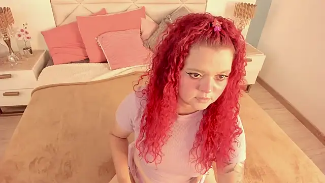 Twwiiggy online show from September 18, 8:01 pm