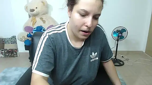 Snapshot of alexia_87 chatting on March 8, 12:00 am alexia 87 online show from March 8, 12:00 am