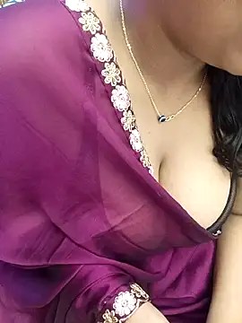 Snapshot of Divya_girl chatting on July 8, 1:08 am Divya girl online show from July 8, 1:08 am