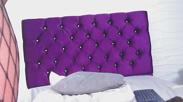 Snapshot of Kendal_Sofia chatting on December 6, 10:13 pm Kendal Sofia online show from December 6, 10:13 pm