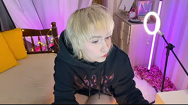 EmmyAmbros online show from February 18, 8:05 pm