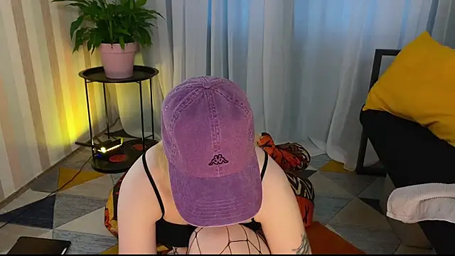 Snapshot of EmmyAmbros chatting on July 20, 2:19 am EmmyAmbros online show from July 20, 2:19 am